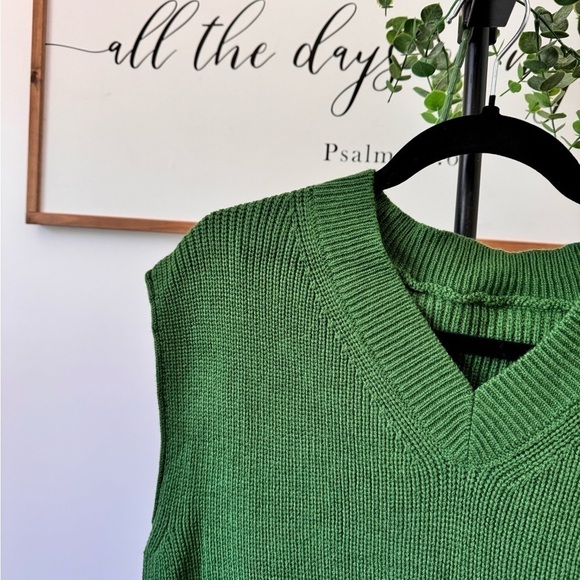 Cute emerald green, oversized V-neck vest NWT - Picture 12 of 12